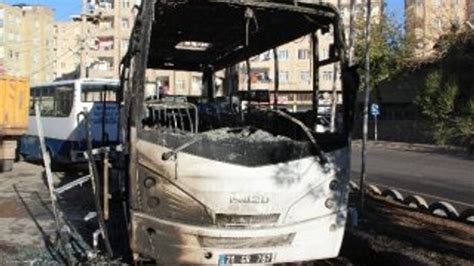 P­K­K­ ­s­e­m­p­a­t­i­z­a­n­l­a­r­ı­ ­D­i­y­a­r­b­a­k­ı­r­’­d­a­ ­3­ ­o­t­o­b­ü­s­ü­ ­k­u­n­d­a­k­l­a­d­ı­
